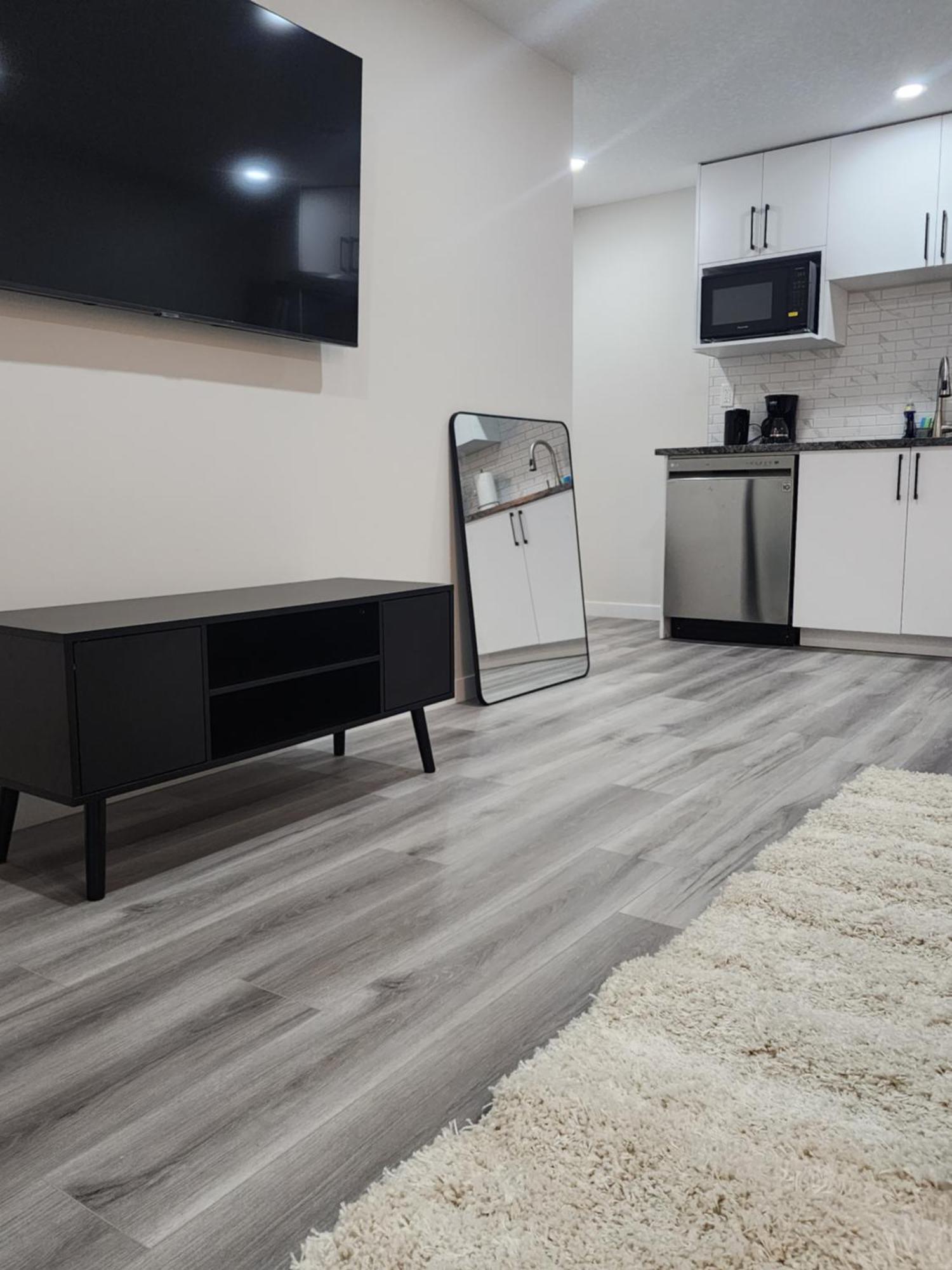 Trendy 2-Bed Oasis Awaits! YYC Exterior foto